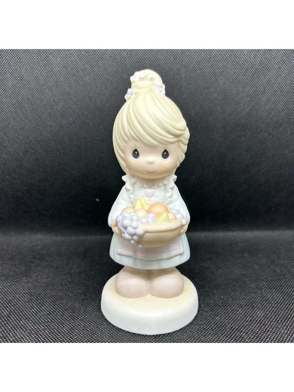PRECIOUS Moments "The fruit of the spirit is love" figurine
